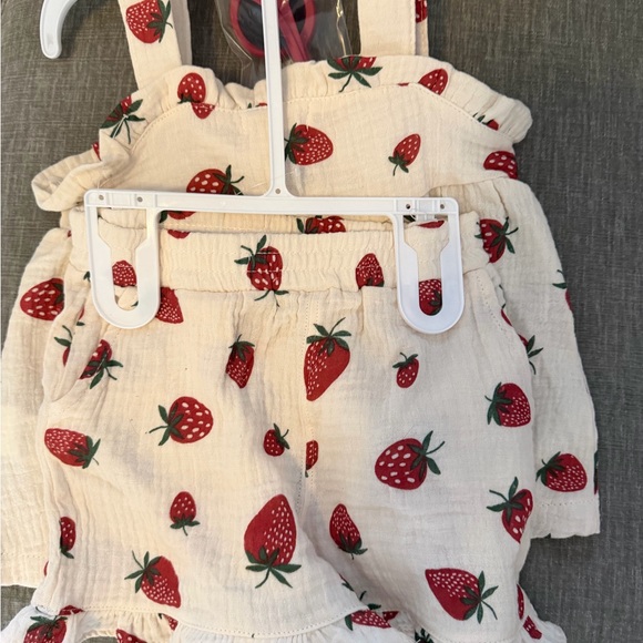 Rabbit & Bear Organic Strawberry Print Set with Pink Sunglasses - Picture 4 of 6